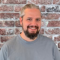 Christoph Brinke, baut KI-Wissensdatenbanken für Betriebe